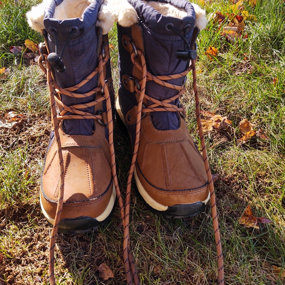 Woman Size 6 Bearpaw Boots